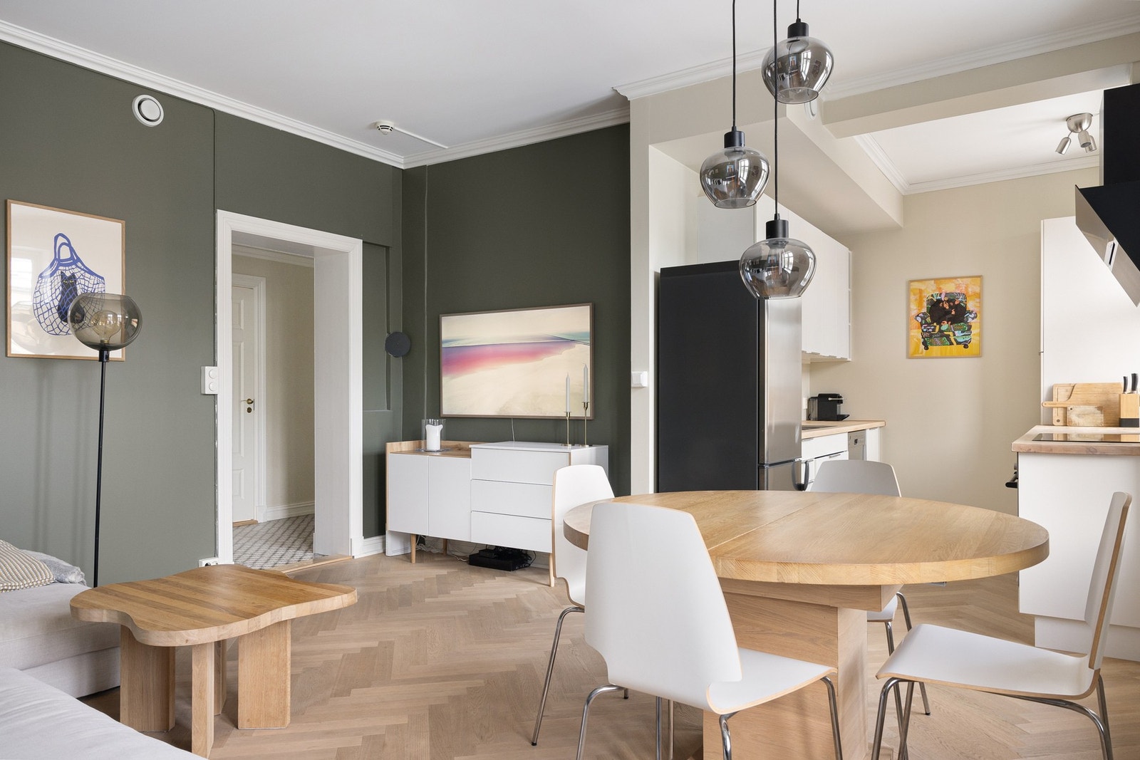 Boligen har en åpen stue- og kjøkkenløsning som gir fleksible løsninger i forbindelse med sosialt samvær. Galleribilde