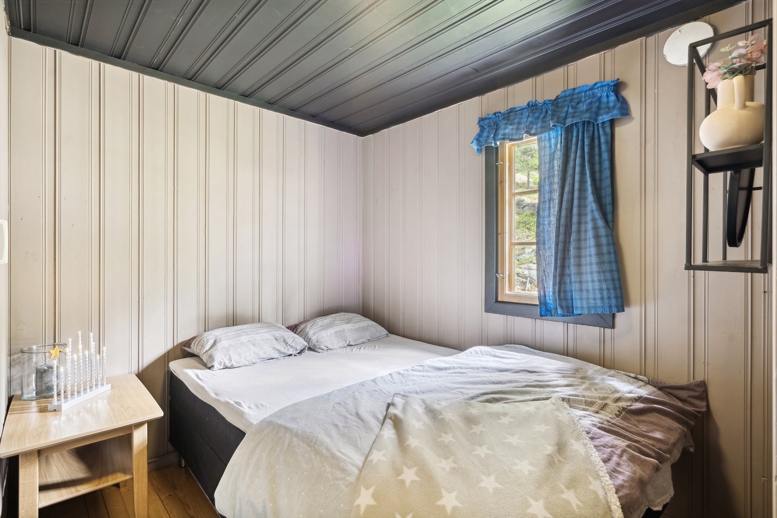 Hytten har to soverom. Hovedsoverommet er innredet med dobbeltseng og har innebygd garderobeskap. Galleribilde