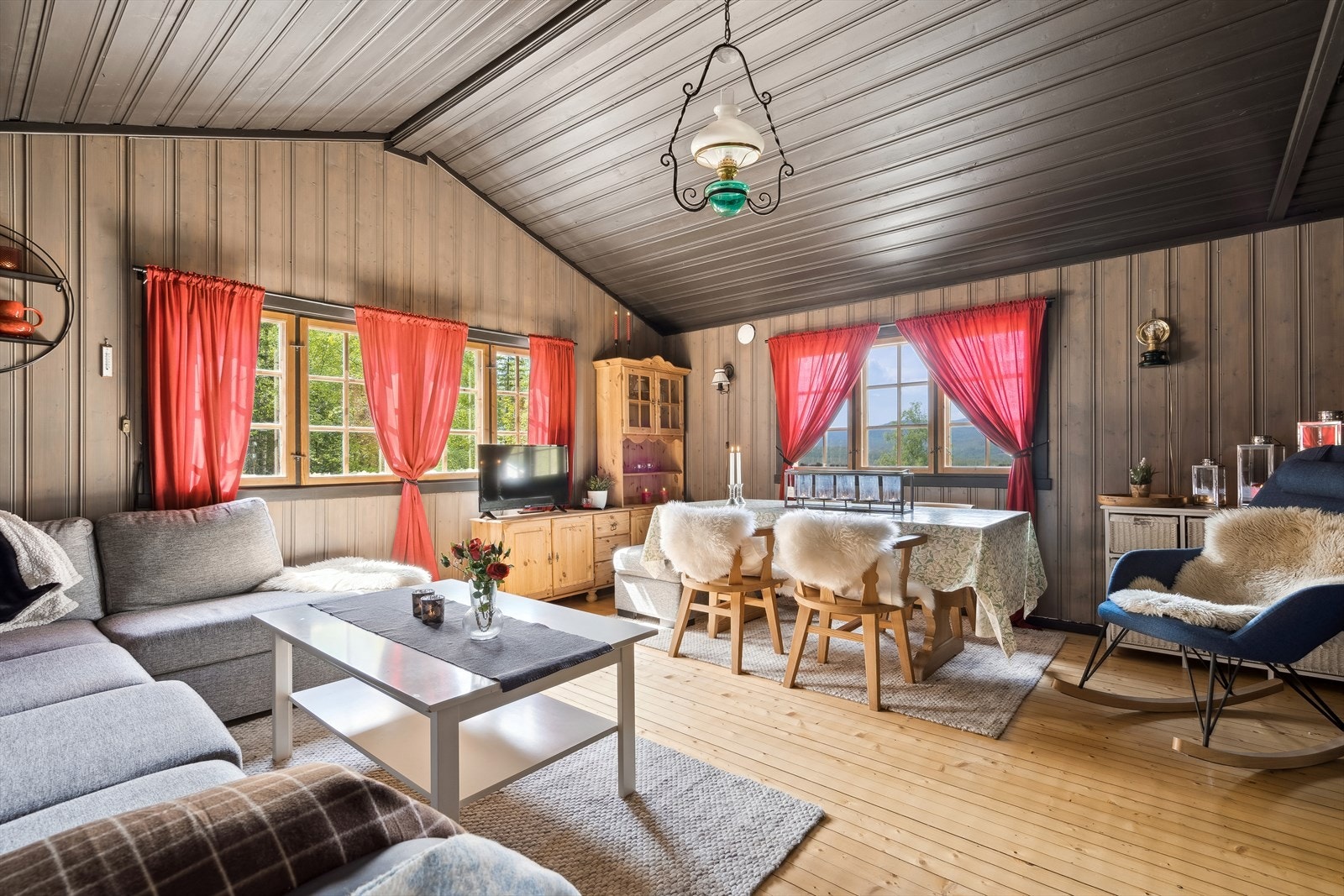 I spisestuen kan du nyte den vakre utsikten mens du slapper av og tilbringer kvalitetstid med familie og venner Galleribilde