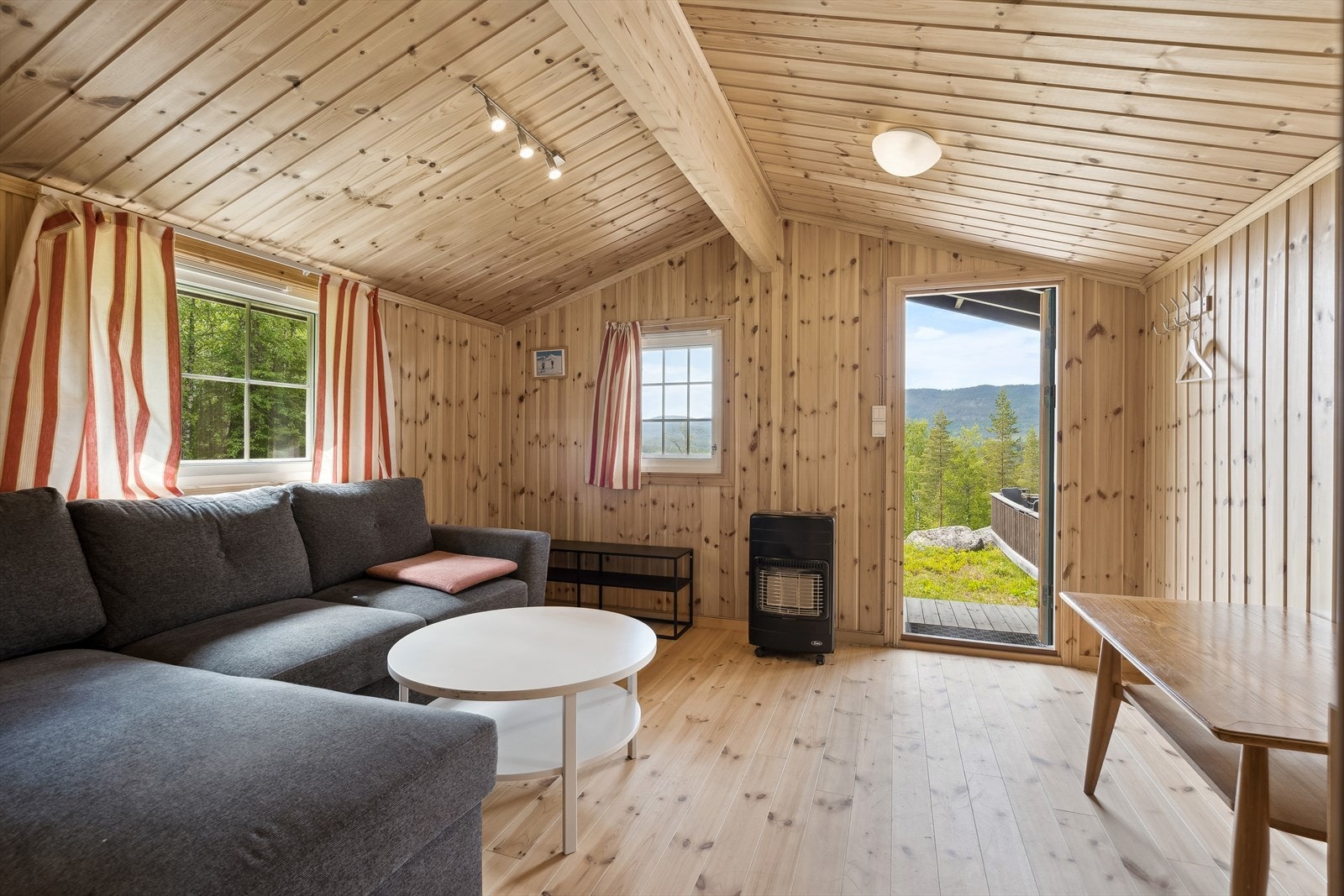 Annekset er i dag innredet med en koselig stueløsning og et rom perfekt for overnatting, ideelt for gjester eller som en ekstra soveplass Galleribilde