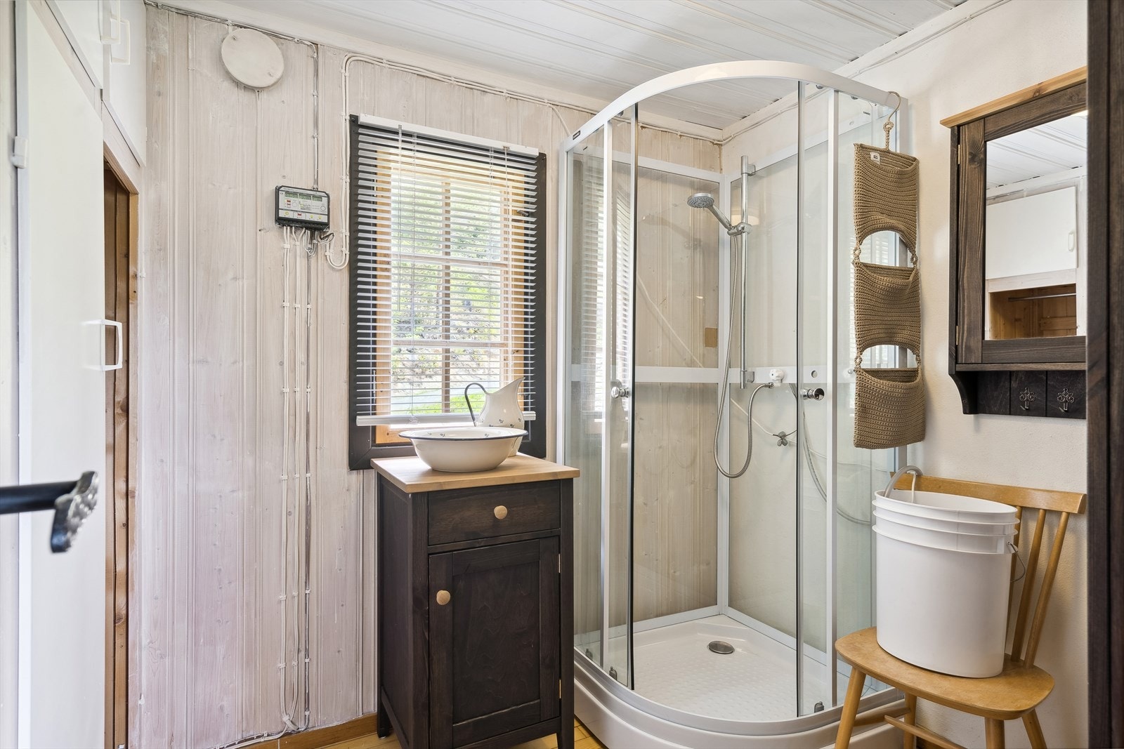 Rom med dusjkabinett og vask. Galleribilde