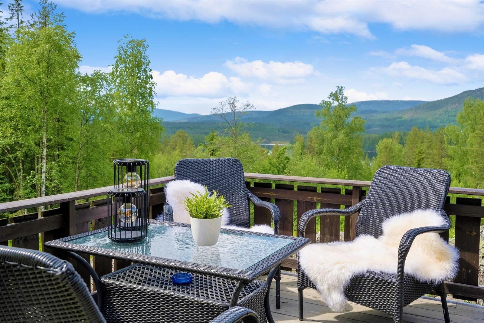 Hytta ligger nydelig til i en åsside med utsikt over Langevann. Her kan du virkelig nyte de vakre omgivelsene i fred og ro, langt unna hverdagens mas og kjas Galleribilde