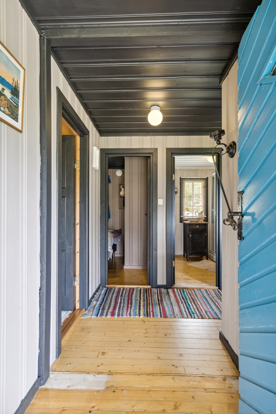 Velkommen inn! Du trer inn i en innbydende gang med plass til å sette fra deg sko og yttertøy Galleribilde