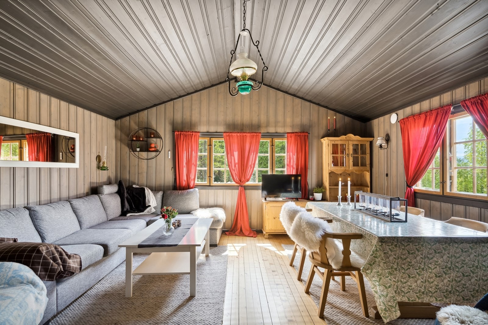 Koselig, romslig og luftig stue med røstet himling, perfekt for å skape en innbydende atmosfære. Her er det rikelig med plass til både sofagruppe og spisestue, ideelt for avslapning Galleribilde