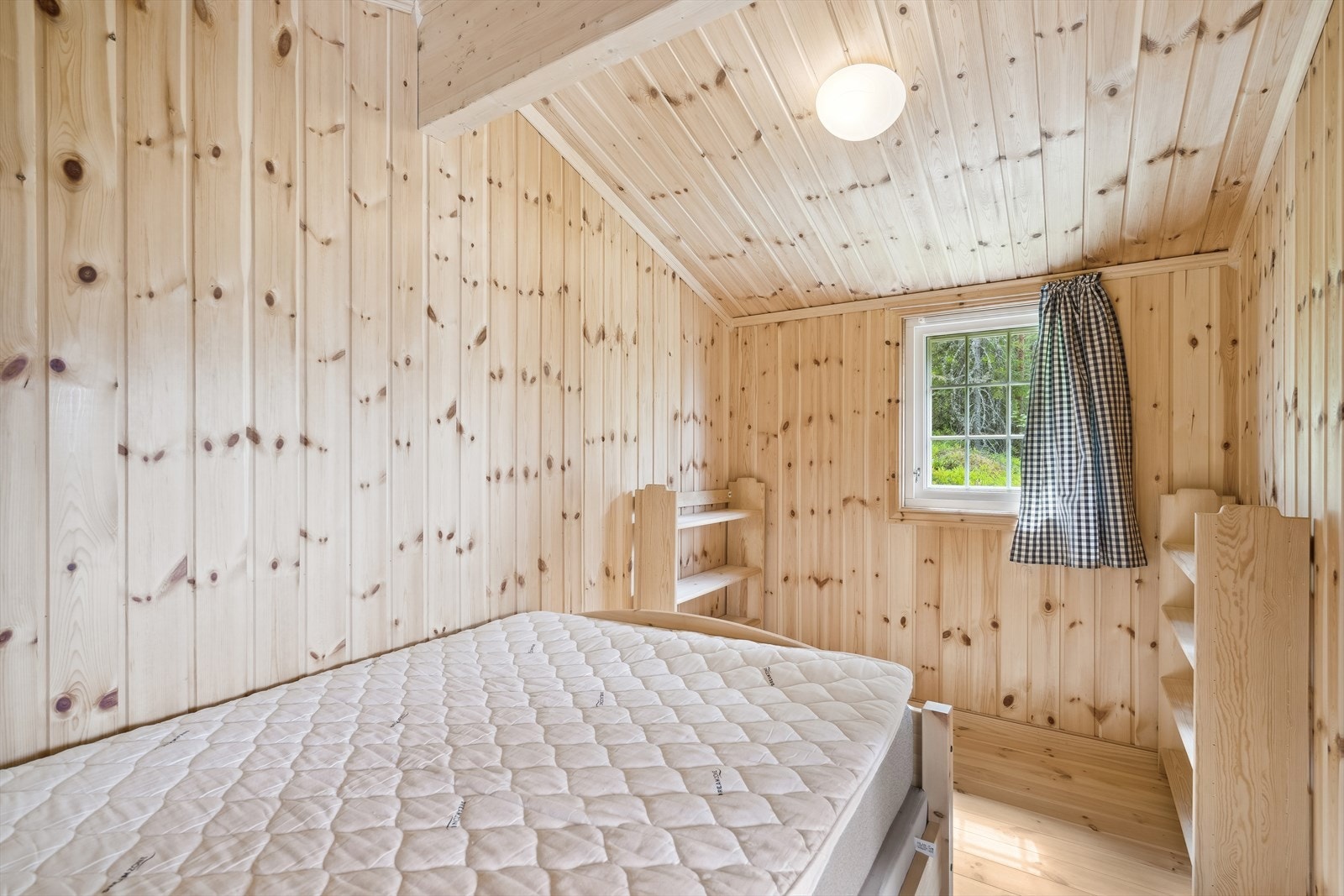 Soverom i annekset. Rommene i annekset er registret som s-rom og er derfor registrert som boder Galleribilde