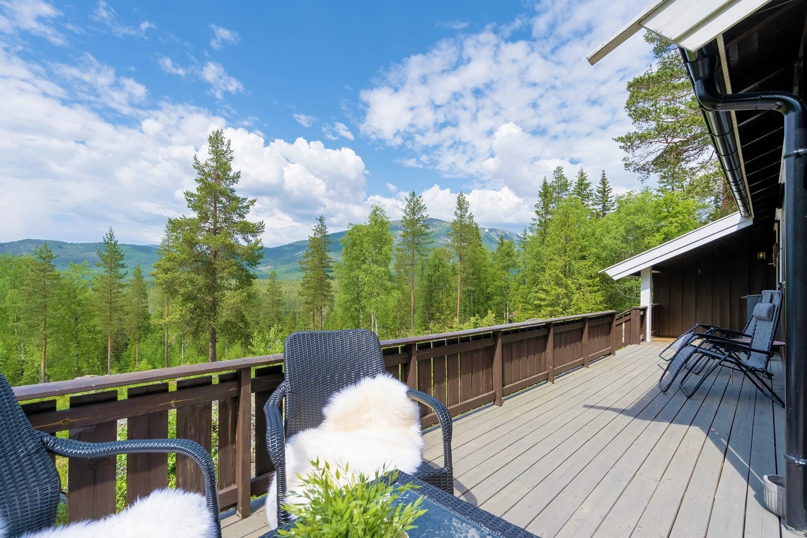 Romslig terrasse med god plass til utemøblement Galleribilde