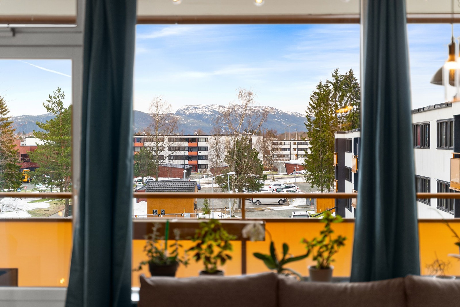 Store vindusflater som sørger for rikelig med naturlig lysinnslipp og en herlig utsikt mot Vassfjellet. Galleribilde