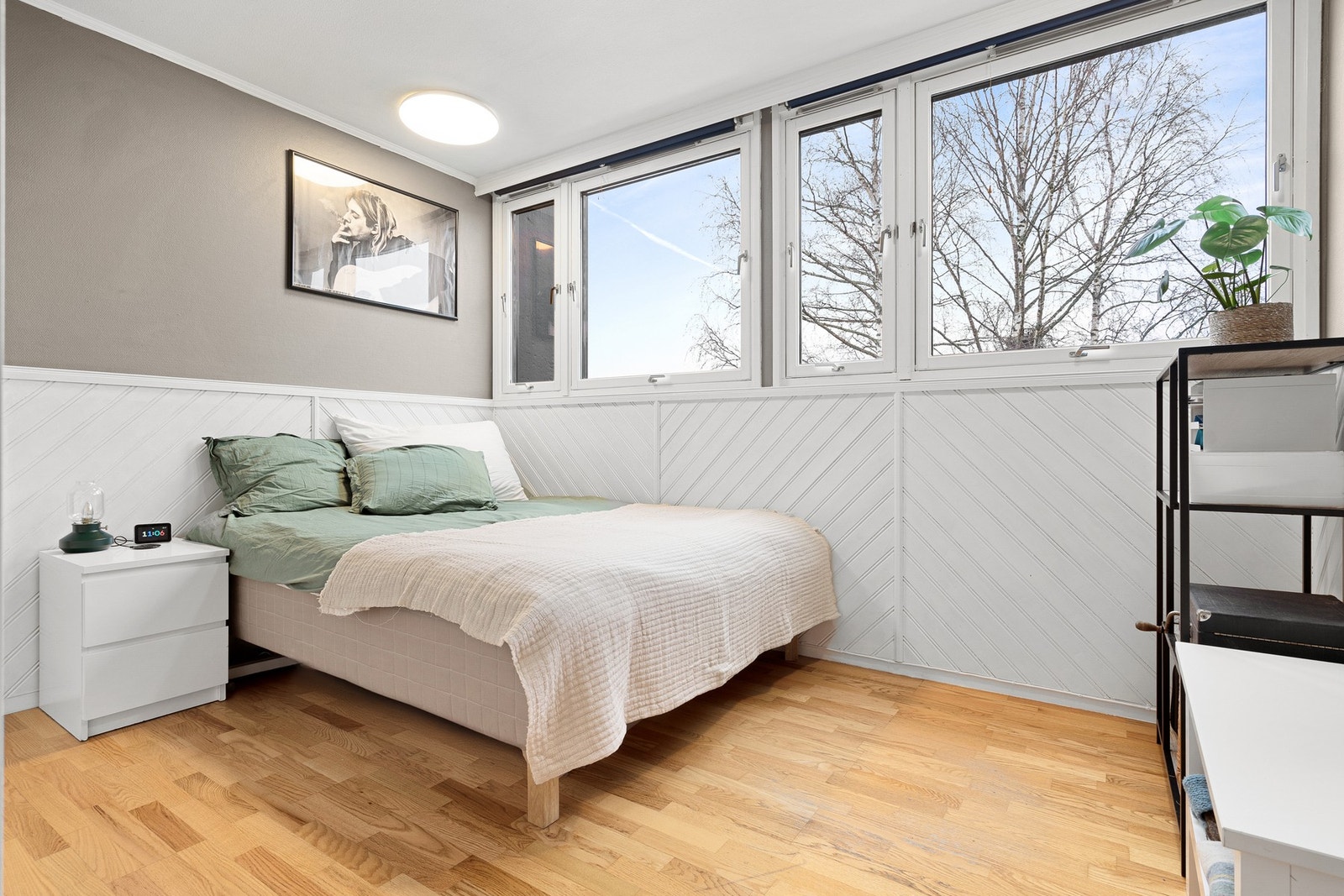 Romslig hovedsoverom på 12 m² med store vindusflater. God plass til dobbeltseng og garderobeløsning. Galleribilde