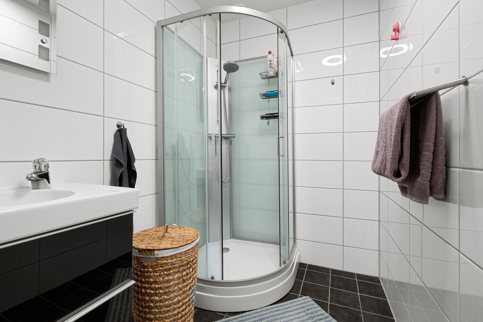 Utstyrt med dusjkabinett, mekanisk avtrekk og servant i skap. Galleribilde