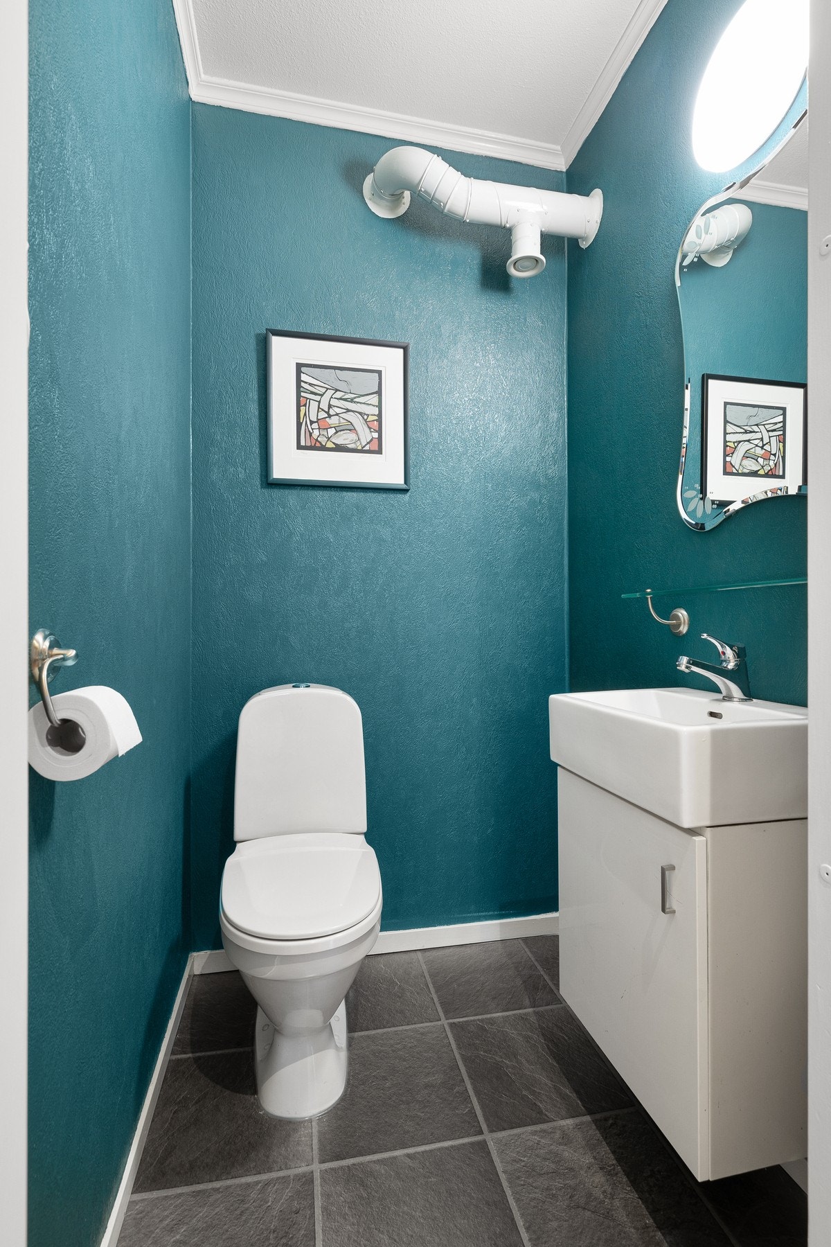 Praktisk eget toalettrom med fliser på gulv. Galleribilde