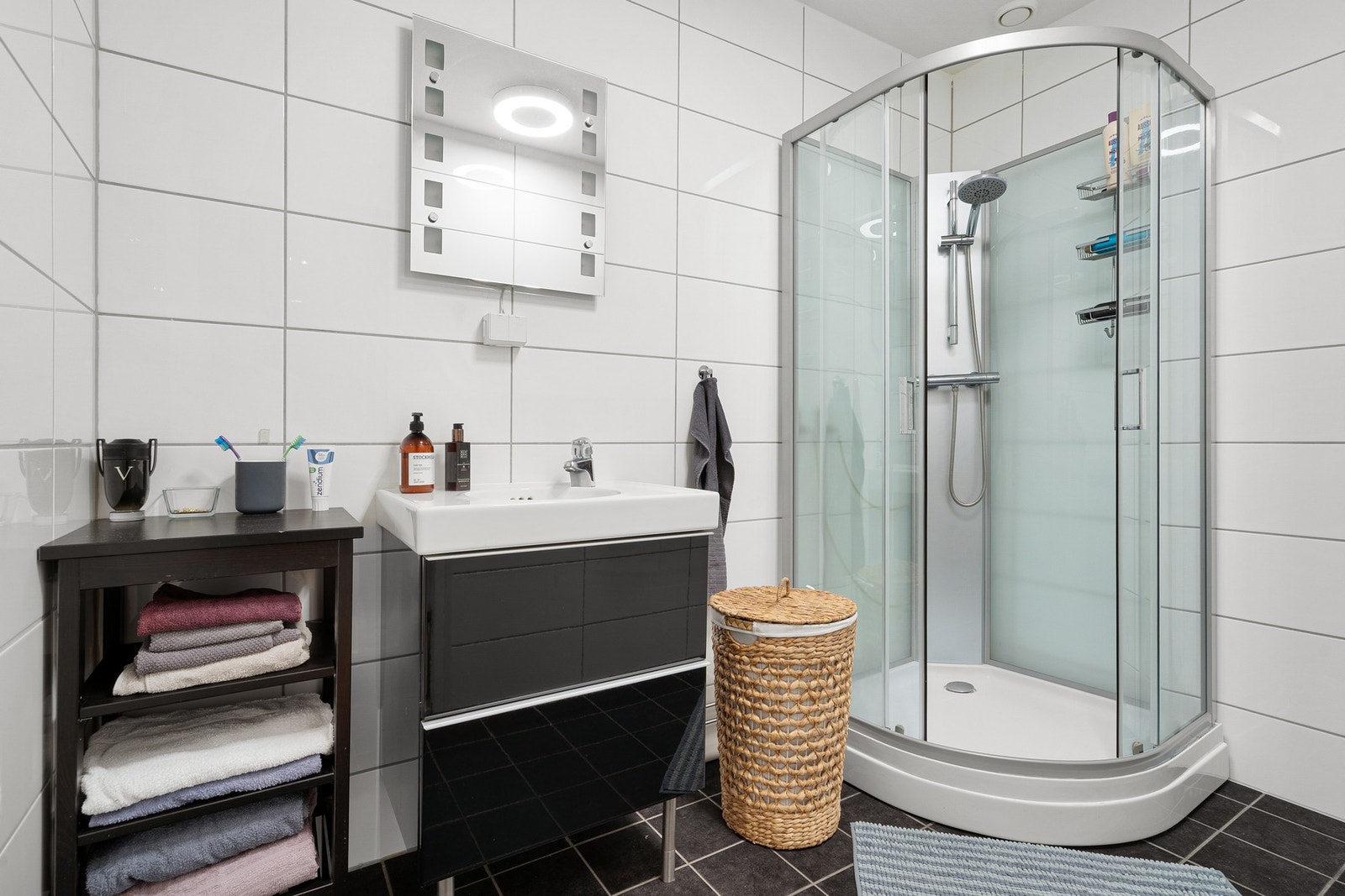 Romslig og pent flislagt bad med gulvvarme. Galleribilde