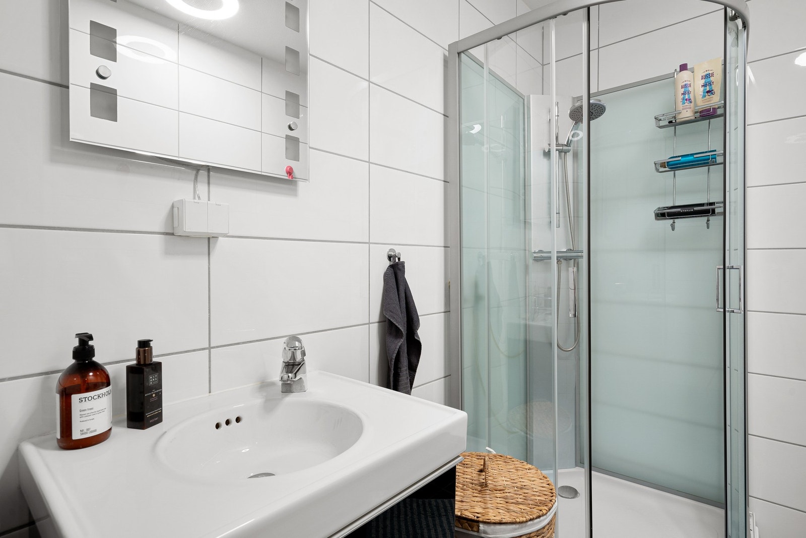 Gode parkeringsmulighet i borettslaget med mulighet for leie av garasjeplass. Galleribilde