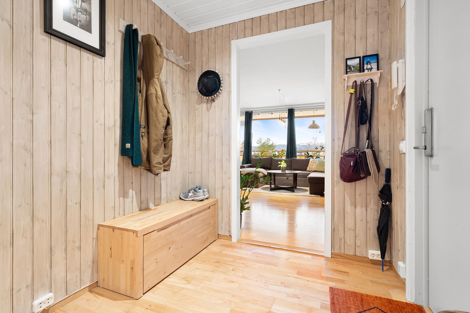 God plass til oppheng av yttertøy. Galleribilde