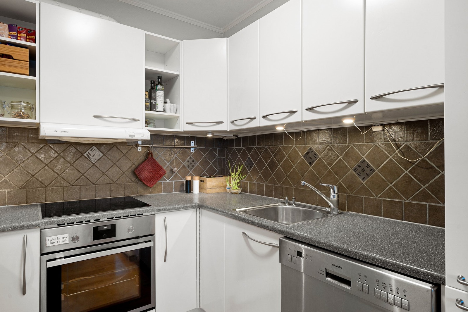 Svært god benk- og skapplass. Kjøkkenet er vurdert til TG1 av takstmann. Galleribilde