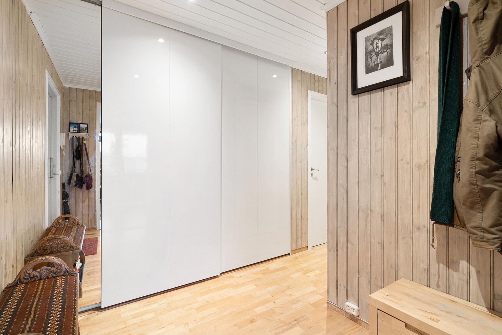 Innbydende entré med svært gode oppbevaringsmuligheter. Det er også en utvendig bod i samme etasje som leiligheten. Galleribilde