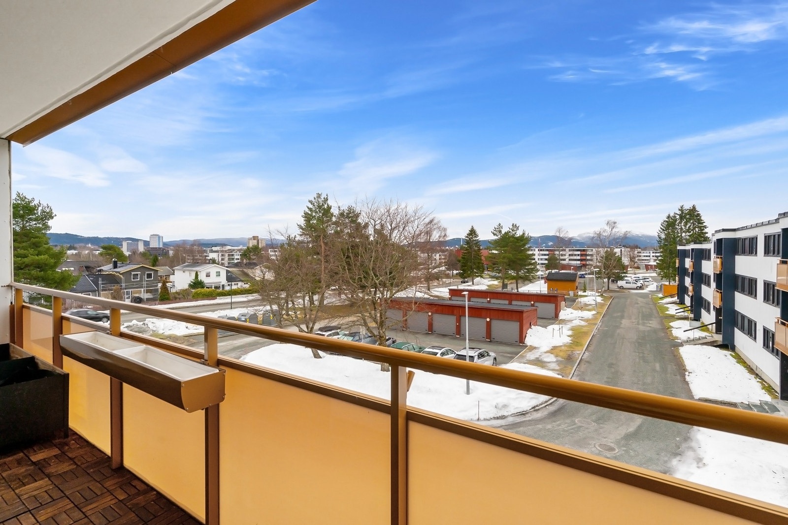 Svært gode sol- og utsiktforhold uten sjenerende boligblokker i front. Galleribilde