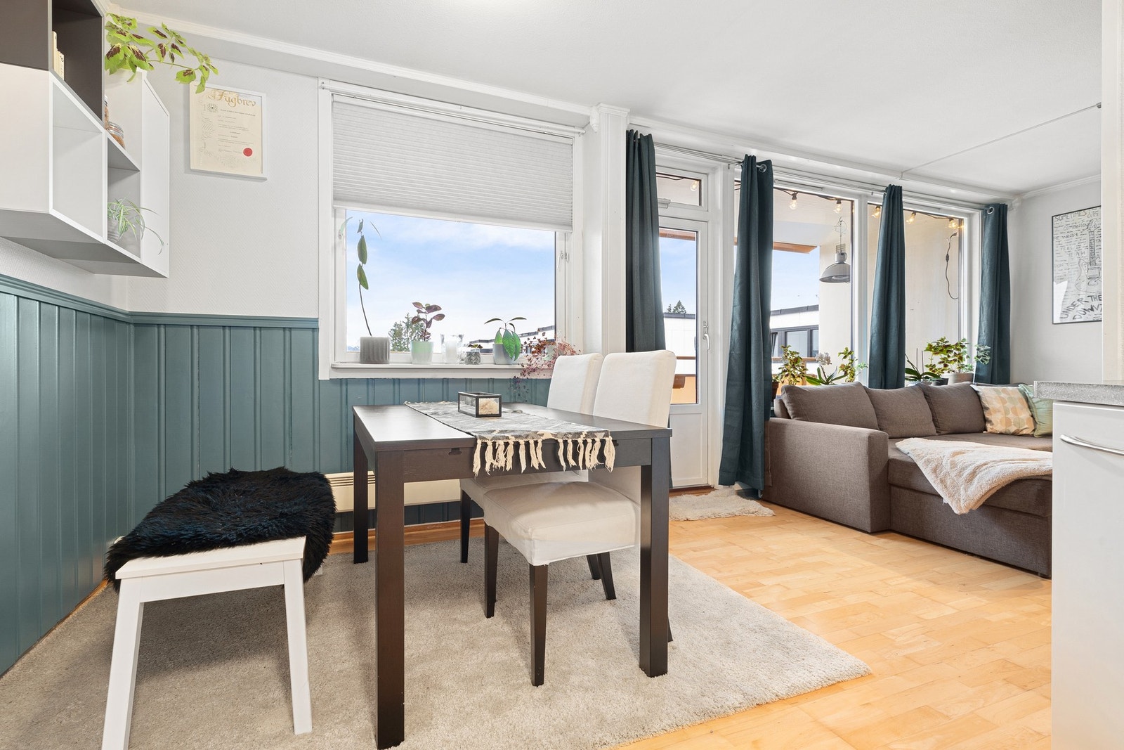 God plass til et spisebord mellom stue og kjøkken. Galleribilde