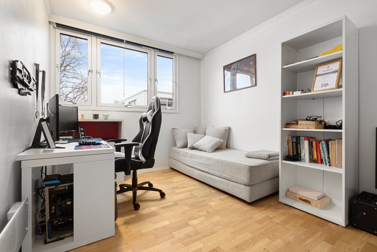 Soverom på 11 m². Begge soverommene ligger praktisk til rett ved bad og toalettrom. Galleribilde