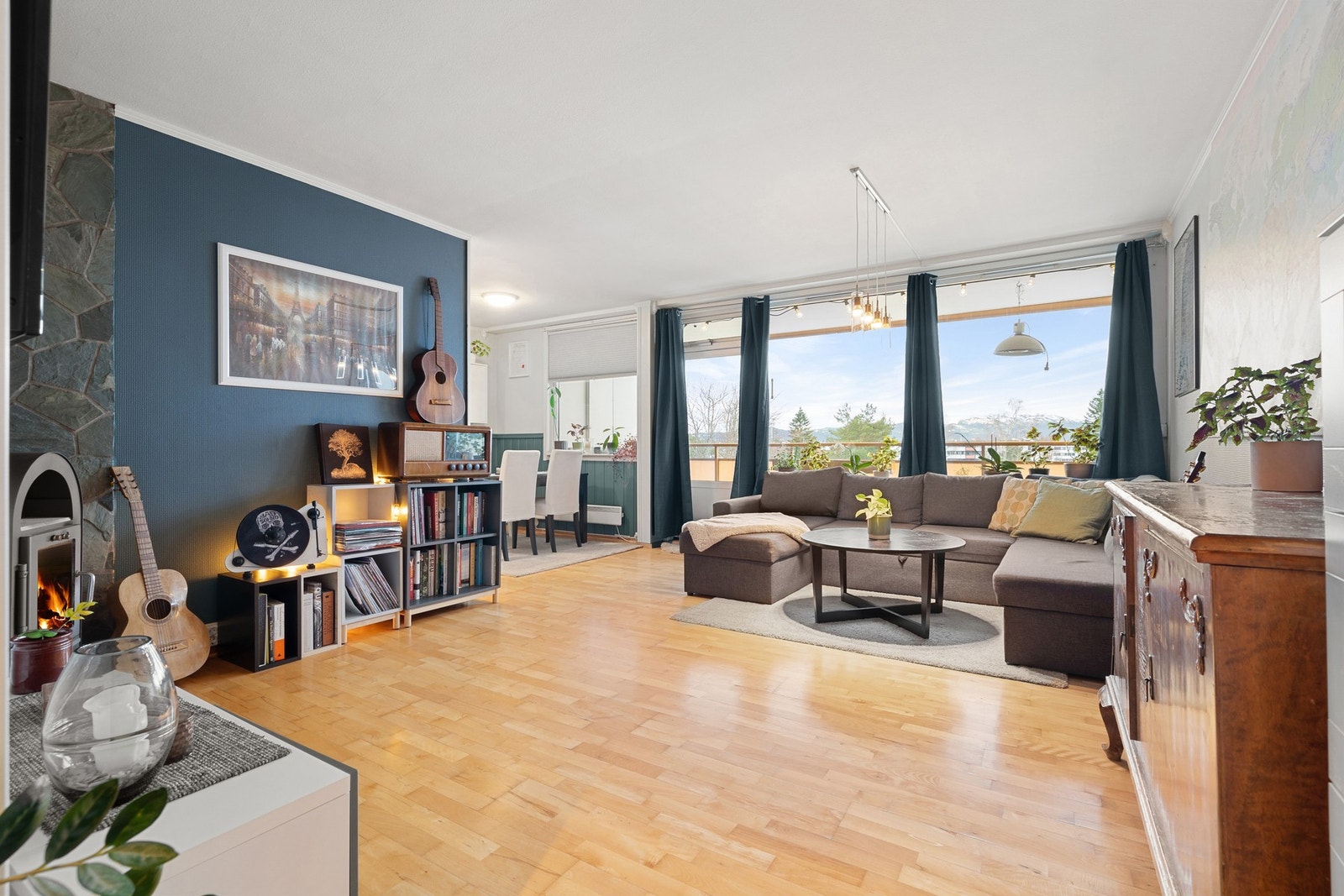 Romslig stue med god møbleringsfrihet og plass til flere sittegrupper. Galleribilde