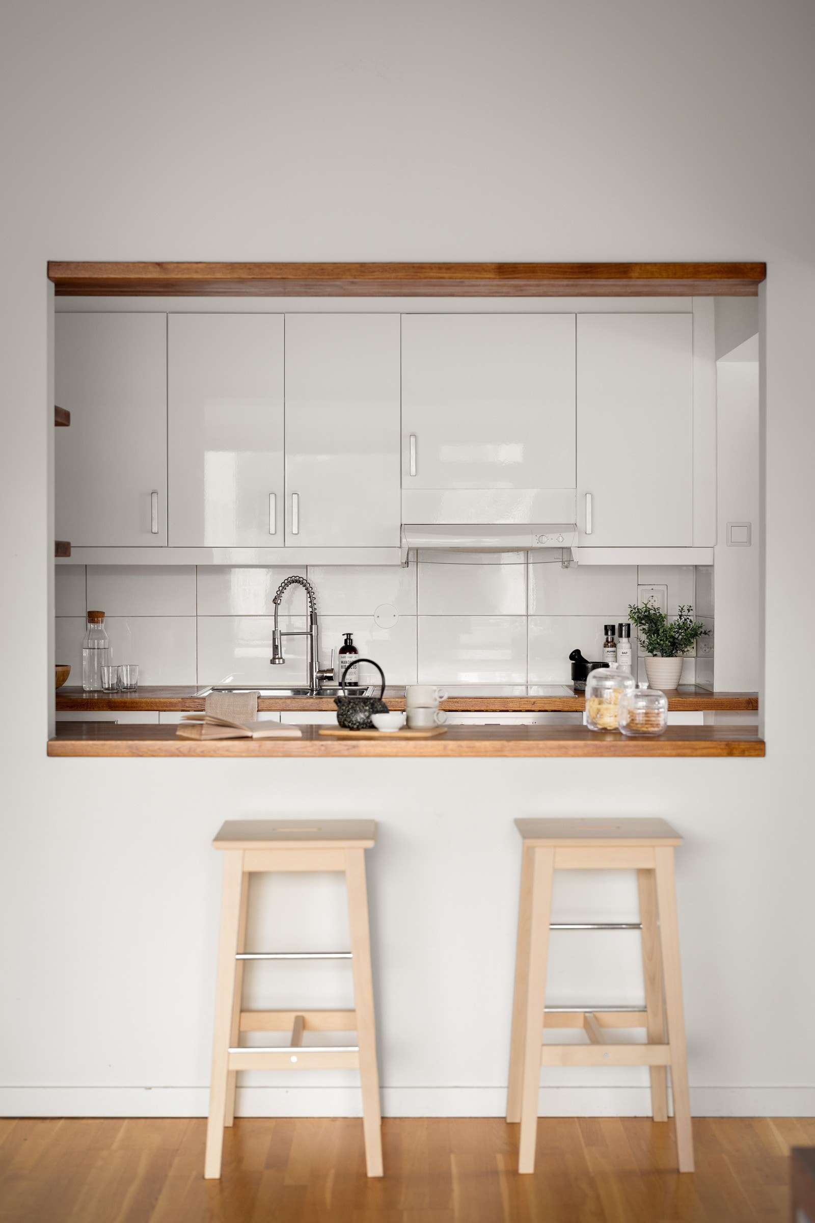 En stor åpning mot stuen fra kjøkkenet, fungerer som barløsning Galleribilde