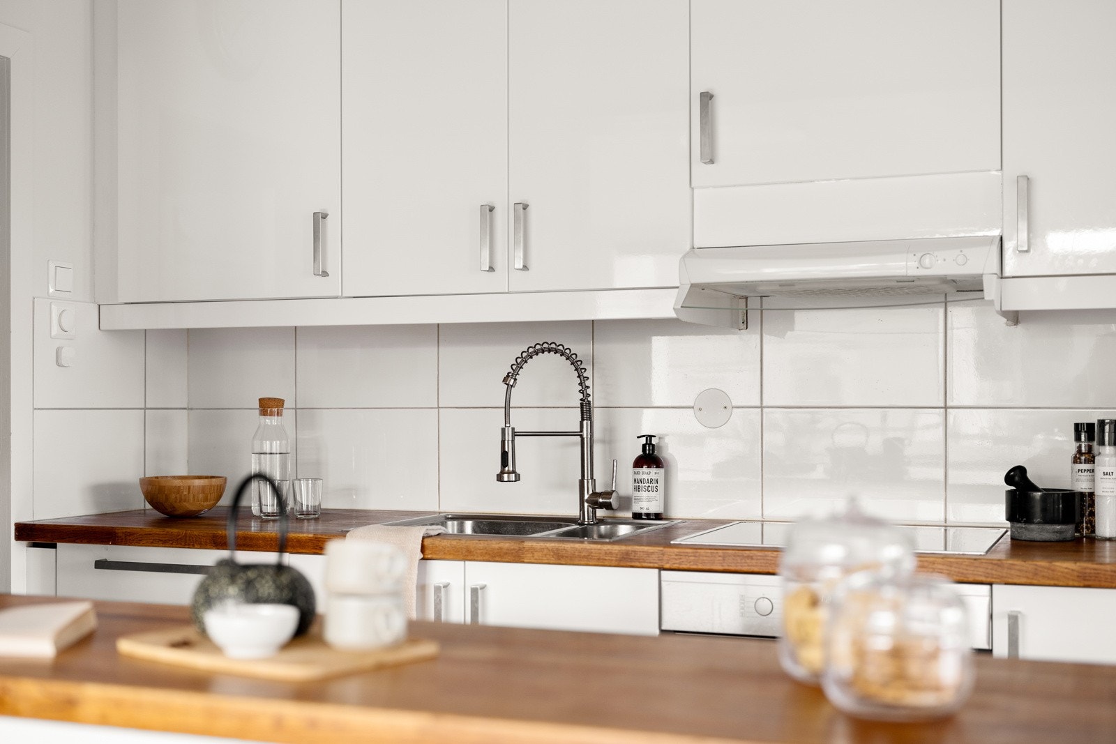 Kjøkkeninnredningen er fra 2013, med hvite, glatte høyglansfronter, god skapplass, softclose-funksjon og dobbel oppvaskkum nedfelt i en benkeplate av tre Galleribilde