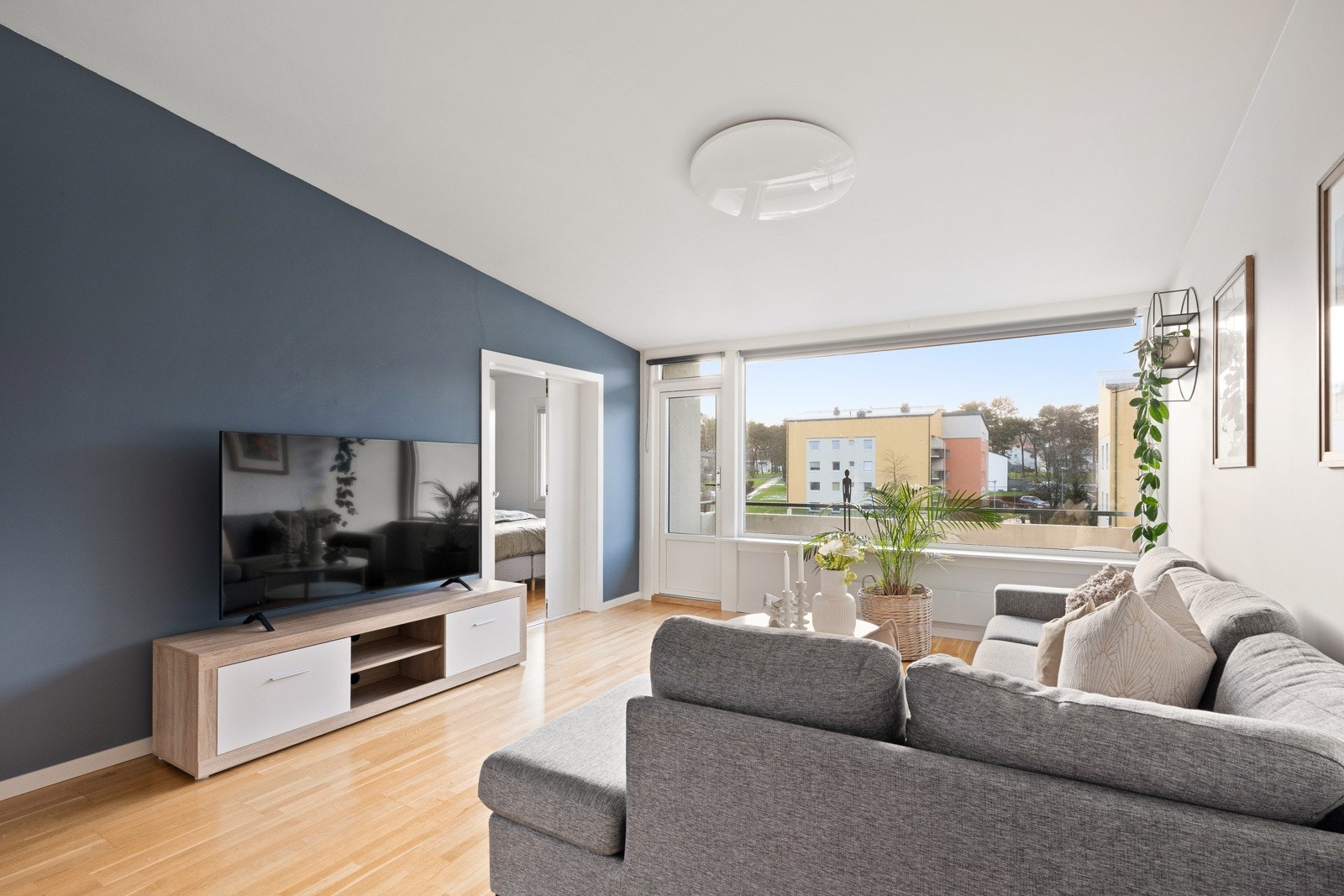 Stuen er et meget pent oppholdsrom, med gode lysforhold via en stor vindusflate i front Galleribilde