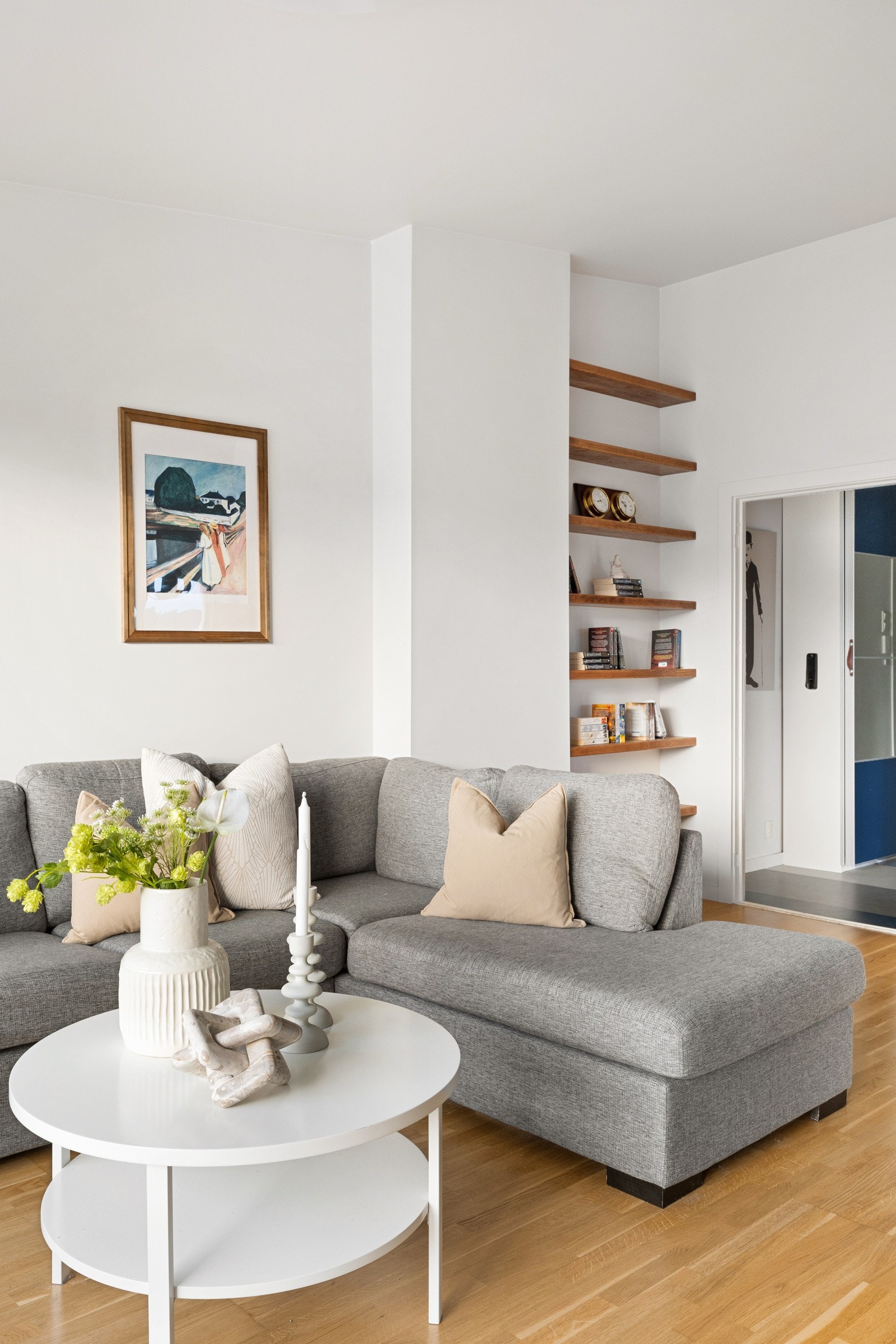 Stuen har en hylle i egen nisje, perfekt for bøker, planter og annen dekor Galleribilde