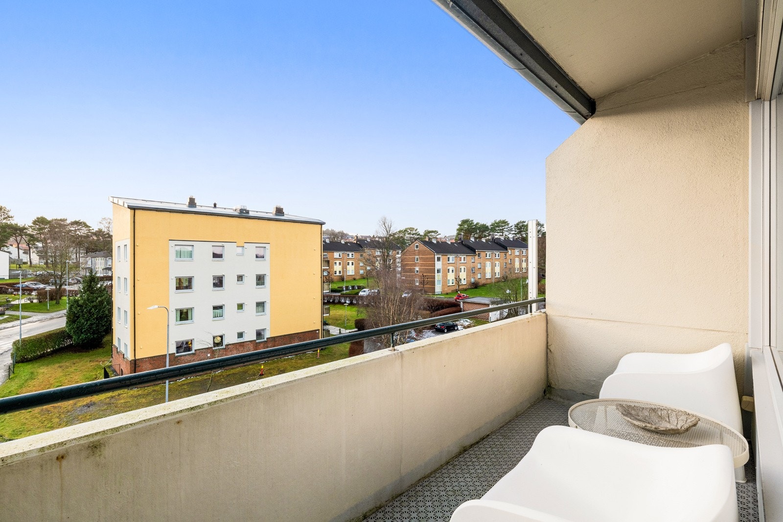 Leiligheten ligger øverst i bygget, og fra stuen er det utgang til en overbygd balkong på ca. 6 kvm Galleribilde