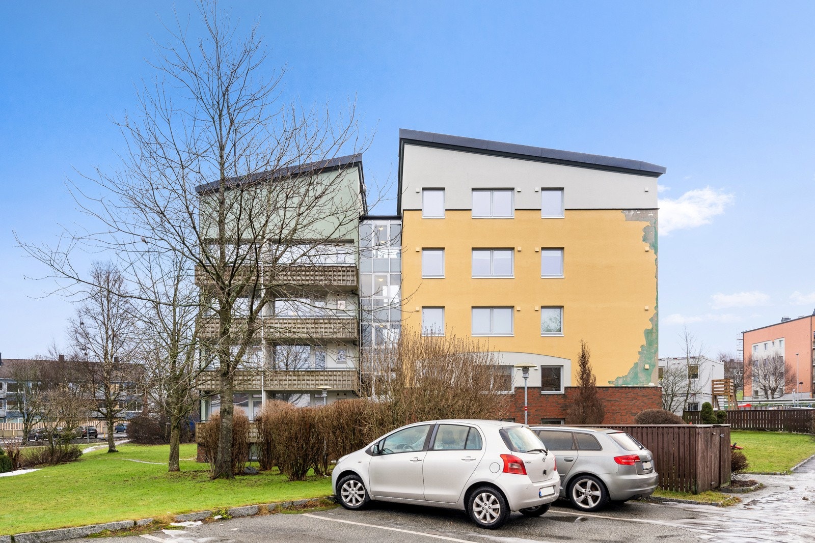 Leiligheten har en rolig, men likevel sentral, med kort vei til sentrum og enkel tilgang på motorveien. Alle hverdagsfasiliteter ligger lett tilgjengelig, og en kort spasertur fra leiligheten er det flotte turmuligheter langs Mosvatnet Galleribilde