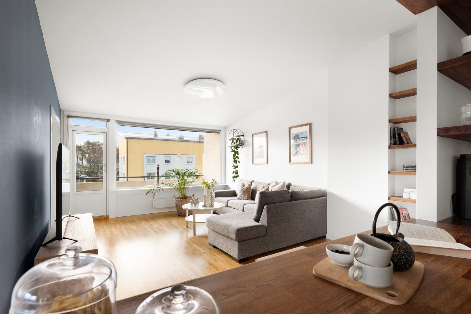 Vinduet inkluderer en glassdør til balkongen - en solrik romforlengelse i sommerhalvåret Galleribilde