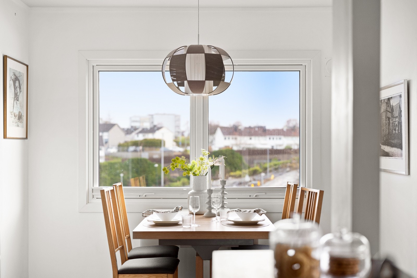 Sammen med dagslyset bidrar ekstra god takhøyde til en herlig og luftig atmosfære Galleribilde