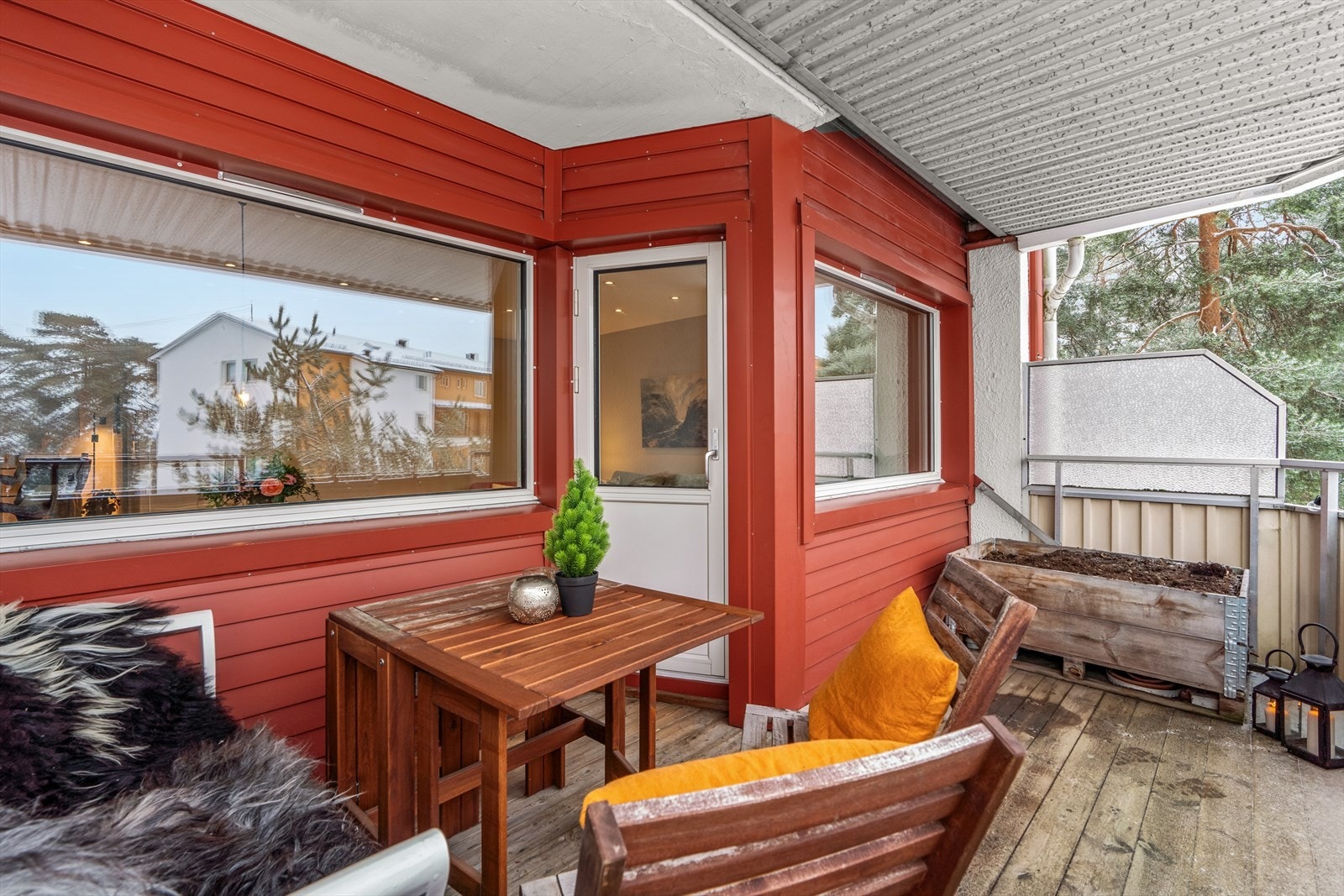 Balkongen har god plass til grill og annet møblement. Galleribilde