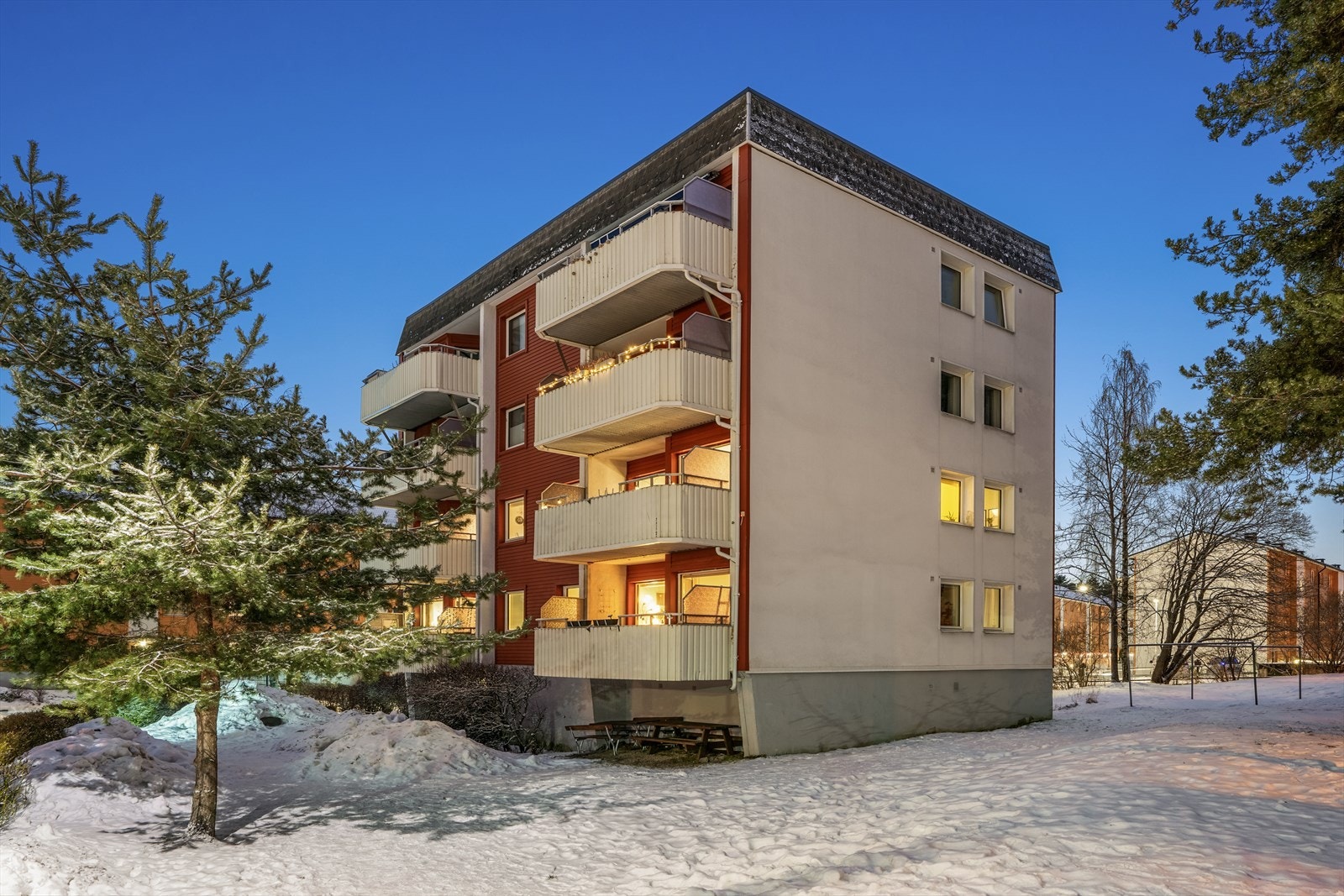 Leiligheten er en endeleilighet med en meget god intern beliggenhet i borettslaget. Galleribilde