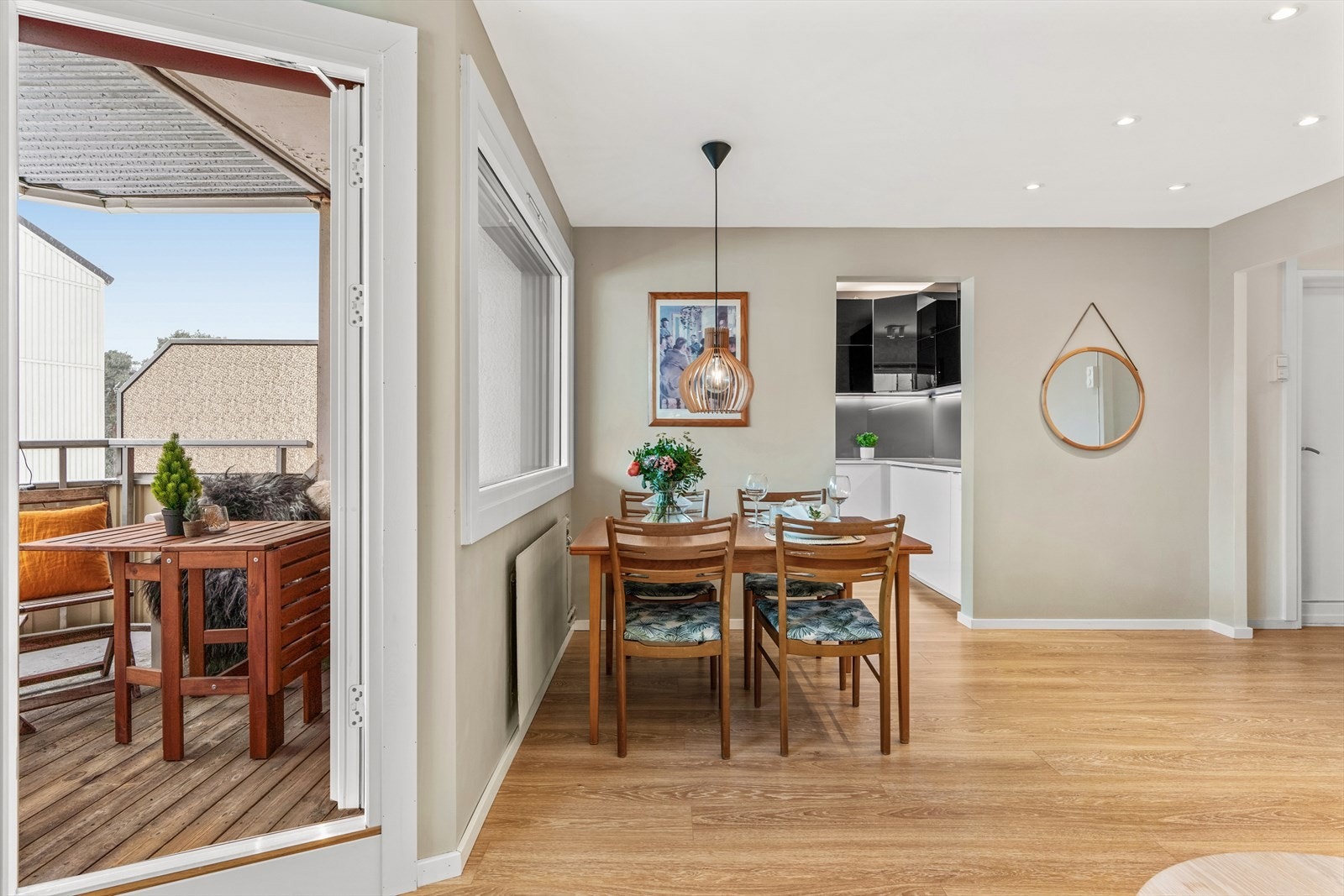 Fra stuen er det utgang til en romslig balkong. Galleribilde