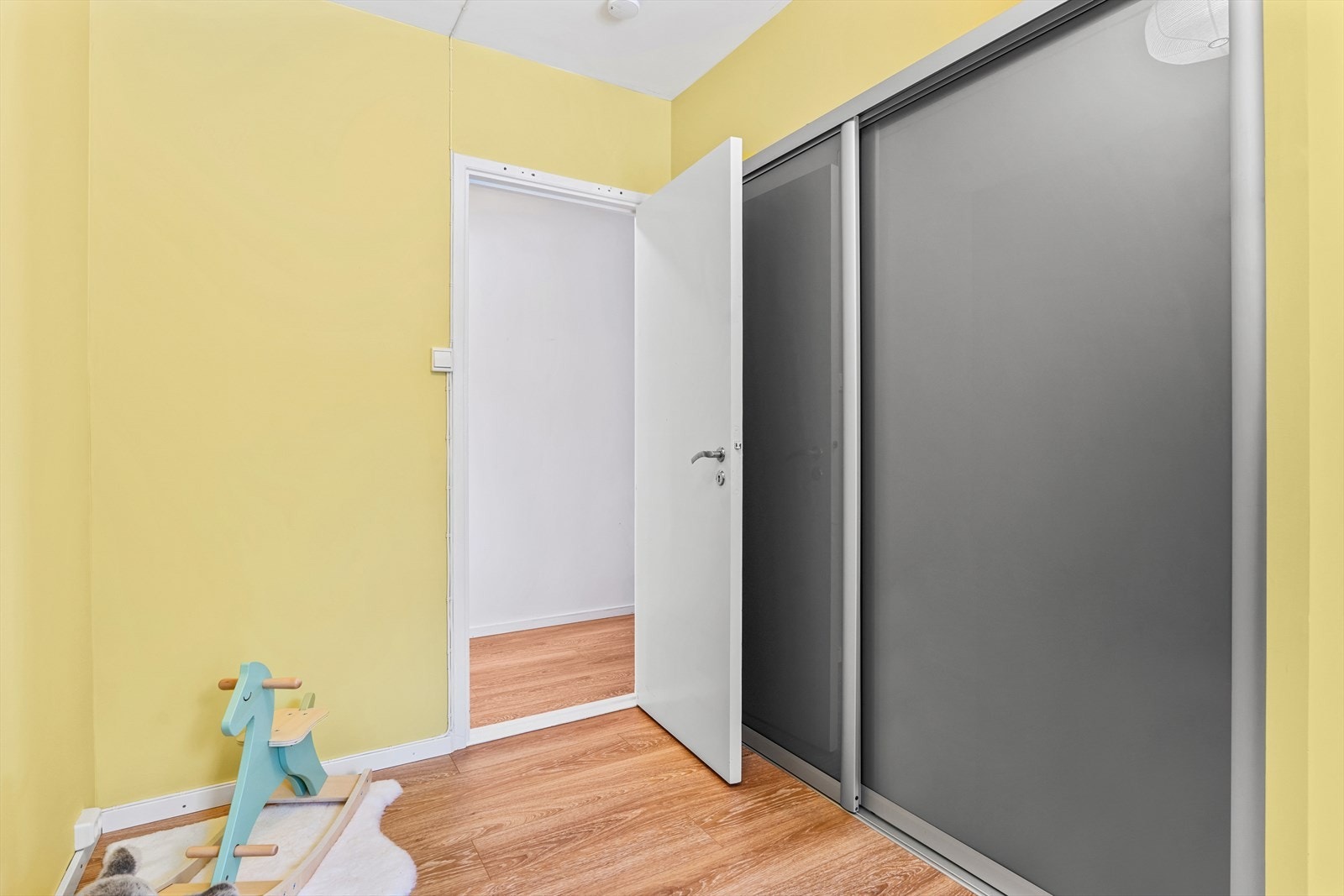 Dette rommet har skyvedørsgarderobe med god plass til oppbevaring. Begge soverommene vender mot rolig fellesområde. Galleribilde