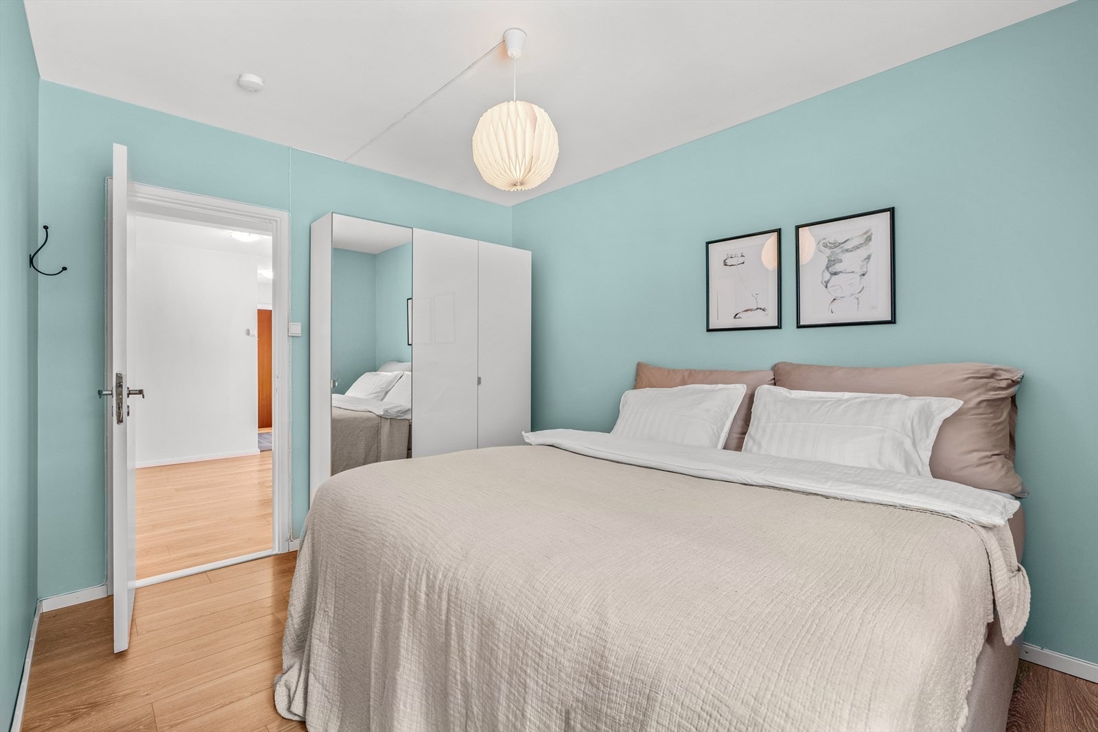 Rommet har en praktisk garderobe med god plass til oppbevaring. Galleribilde