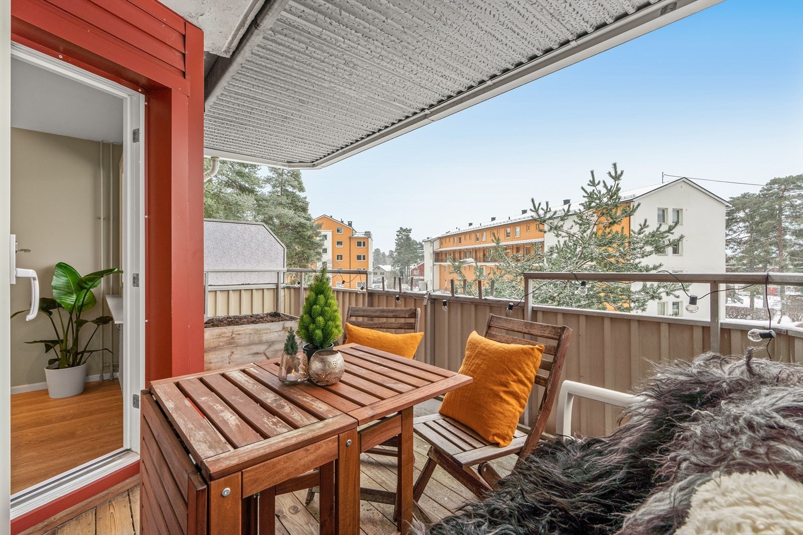 Fra balkongen har man et hyggelig utsyn over nærområdet. Galleribilde