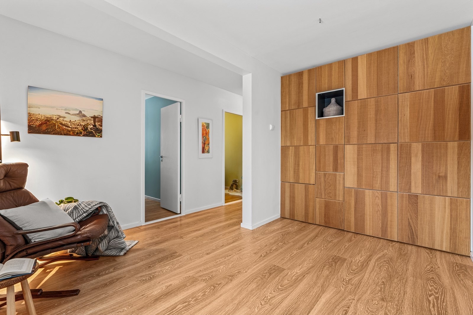 Rommet har en praktisk garderobeløsning med god plass til oppbevaring. Galleribilde