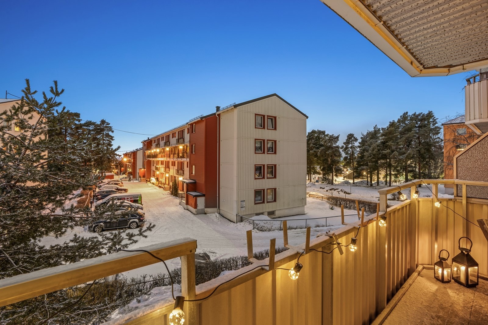 Utsyn fra balkong. Balkongen er sydvestvendt. Galleribilde