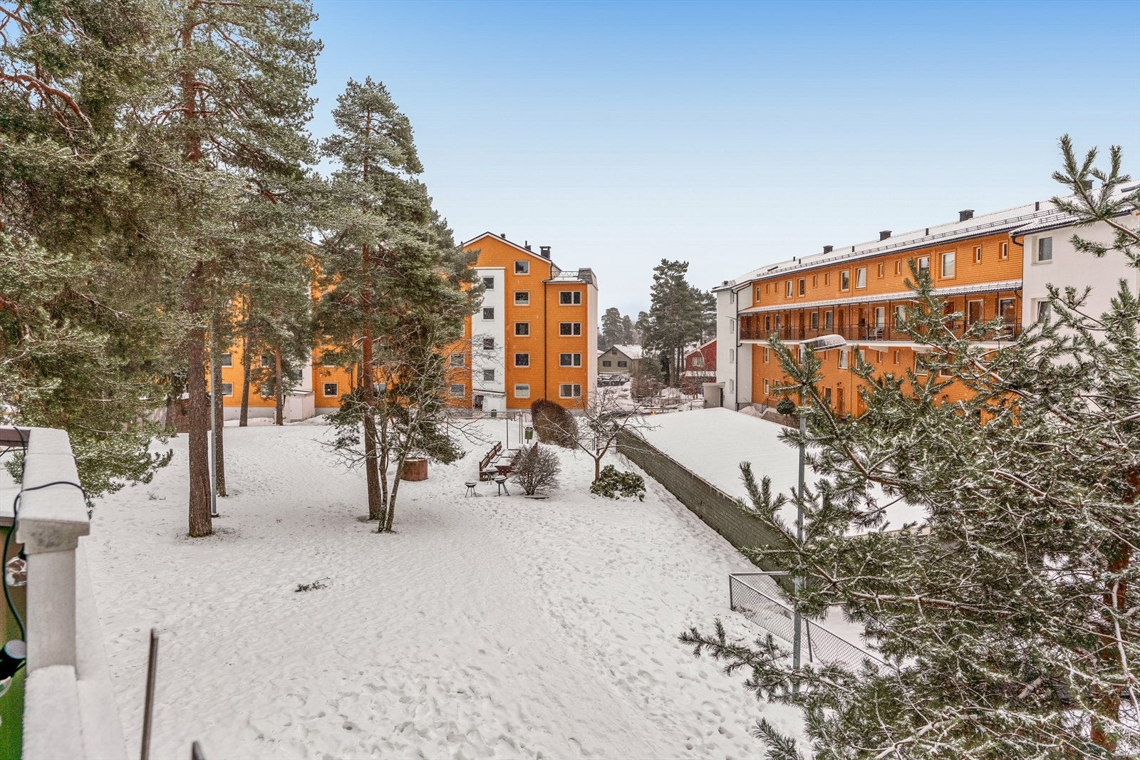 Borettslaget har store, grønne og barnevennlige fellesarealer som kan benyttes fritt av beboerne. Det er satt ut benker og det er ca. 10 lekeplasser rundt omkring i borettslaget. Fellesarealene består stedvis av naturtomt. Galleribilde