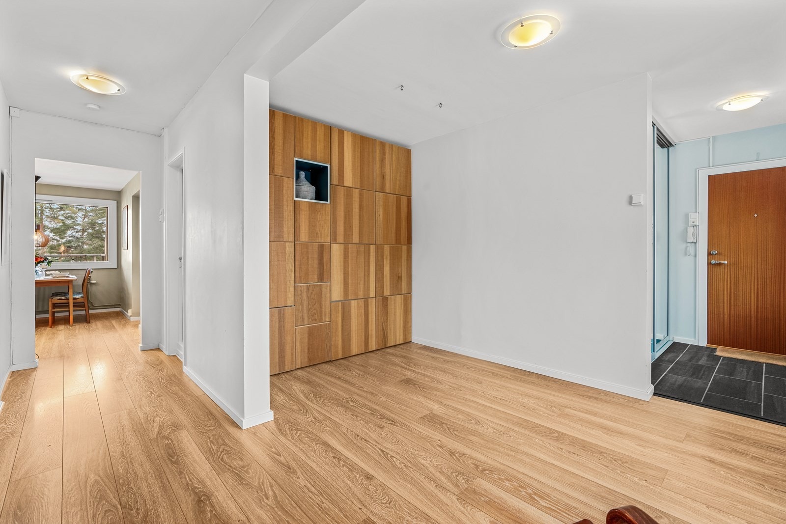 Det er gode muligheter til å kunne sette opp ytterligere garderobeløsninger i gang, eller utnytte arealet på en annen måte dersom man skulle ønske dette. Galleribilde