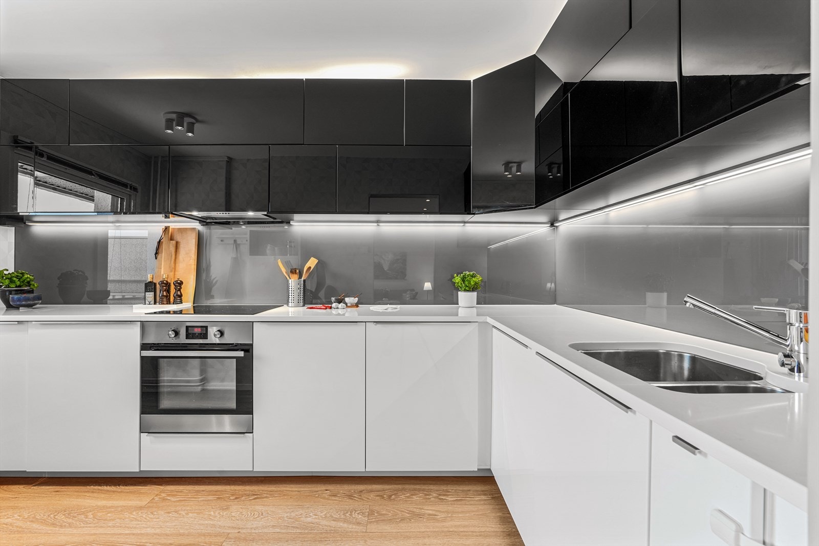 Tilbake i boligen tar vi turen til kjøkkenet. Galleribilde