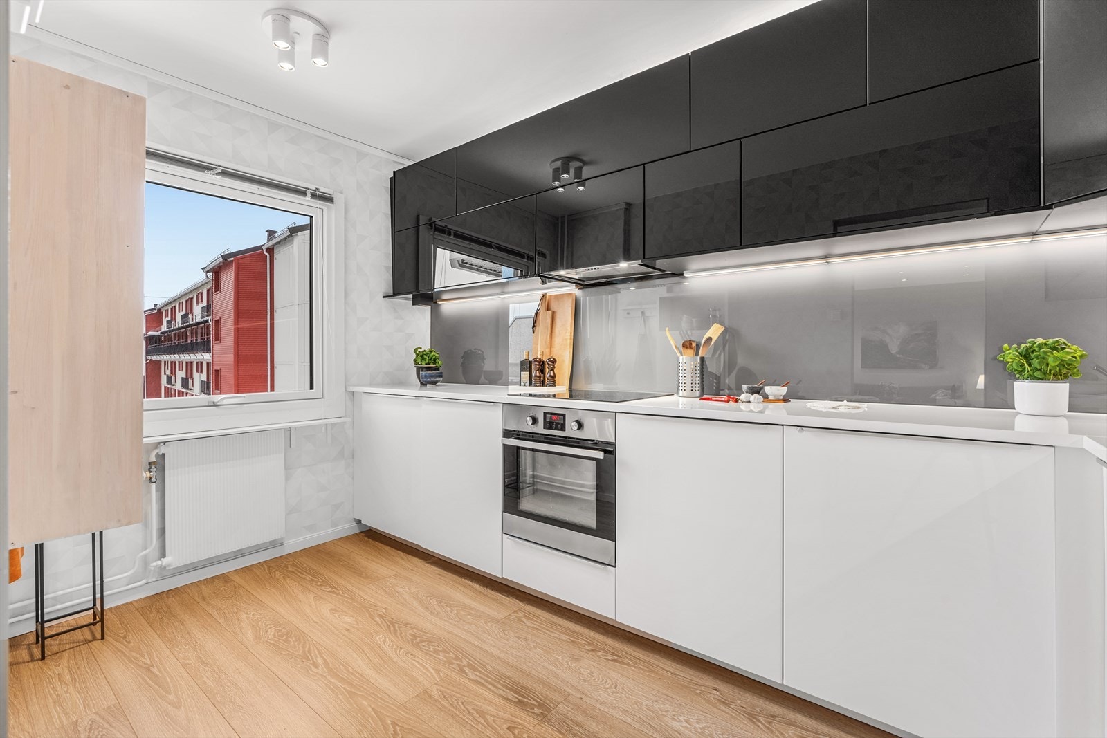 Kjøkkenet er praktisk designet med god skap- og benkeplass. Galleribilde