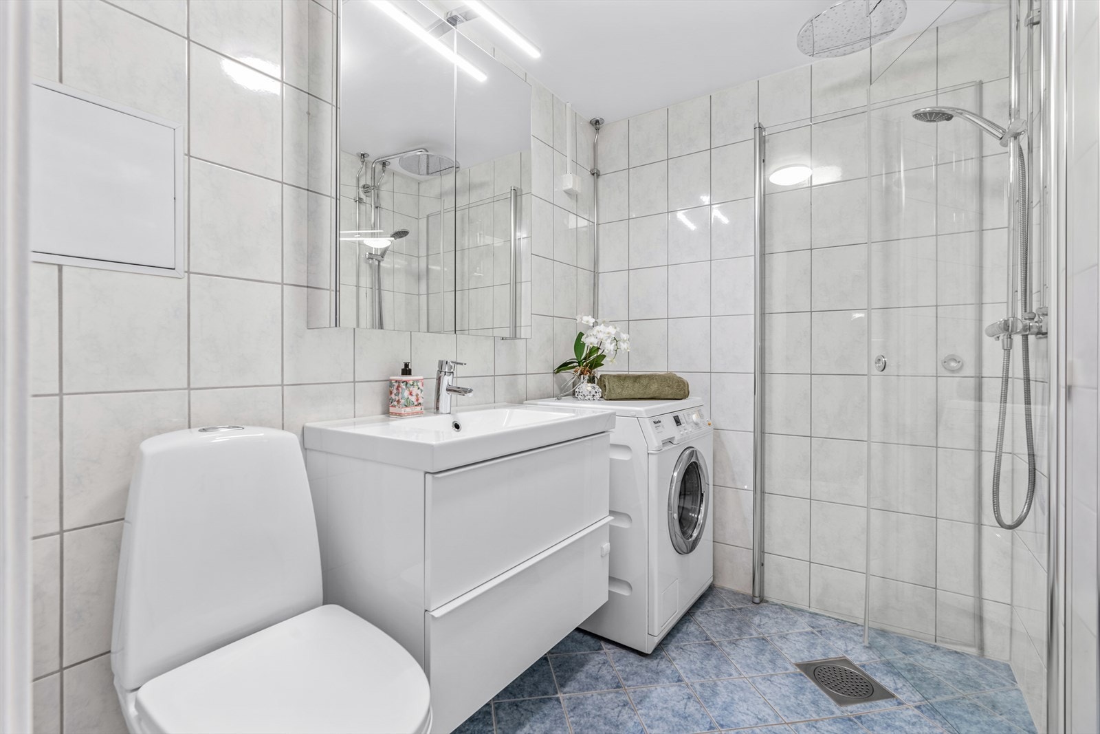 Pent flislagt bad som er pusset opp i regi av borettslaget. Badet har dusj med glassvegger (nyere dusjhode og blandebatteri), innredning med servant, toalett med opplegg for vaskemaskin. Galleribilde