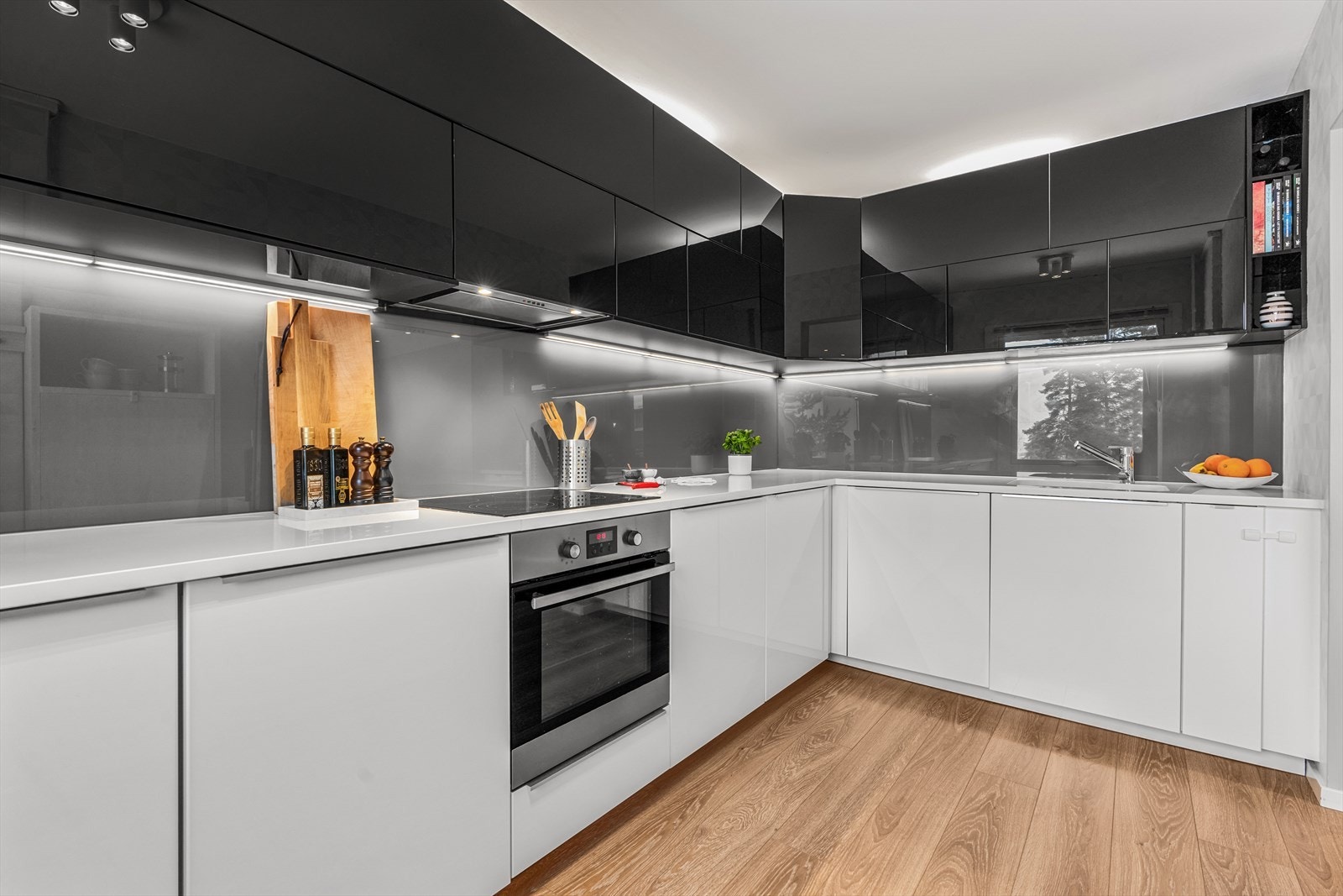 Kjøkkenet har innredning med glatte fronter, benkeplaten er av laminat. Galleribilde