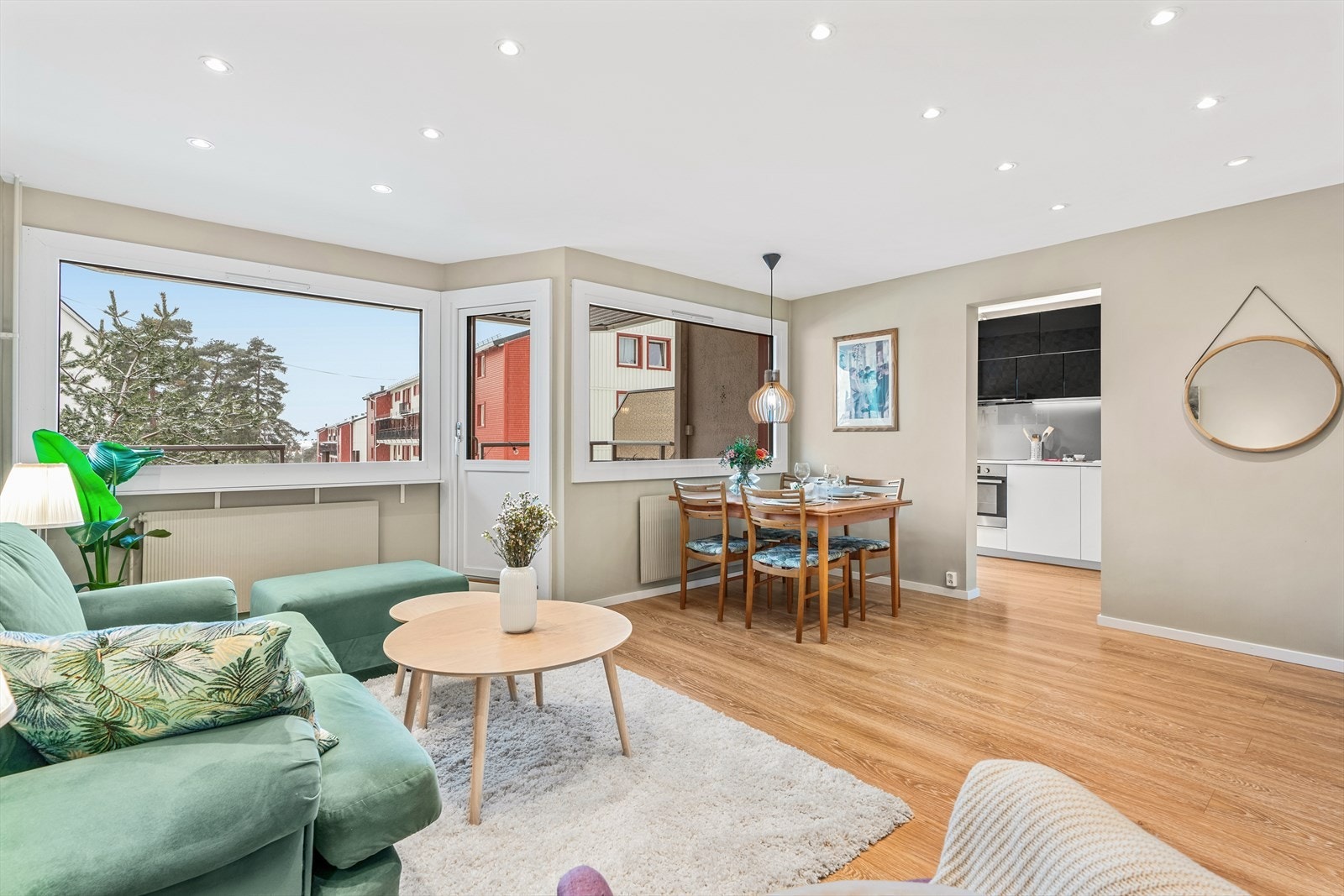 Stuen har god plass til spisebord. Galleribilde