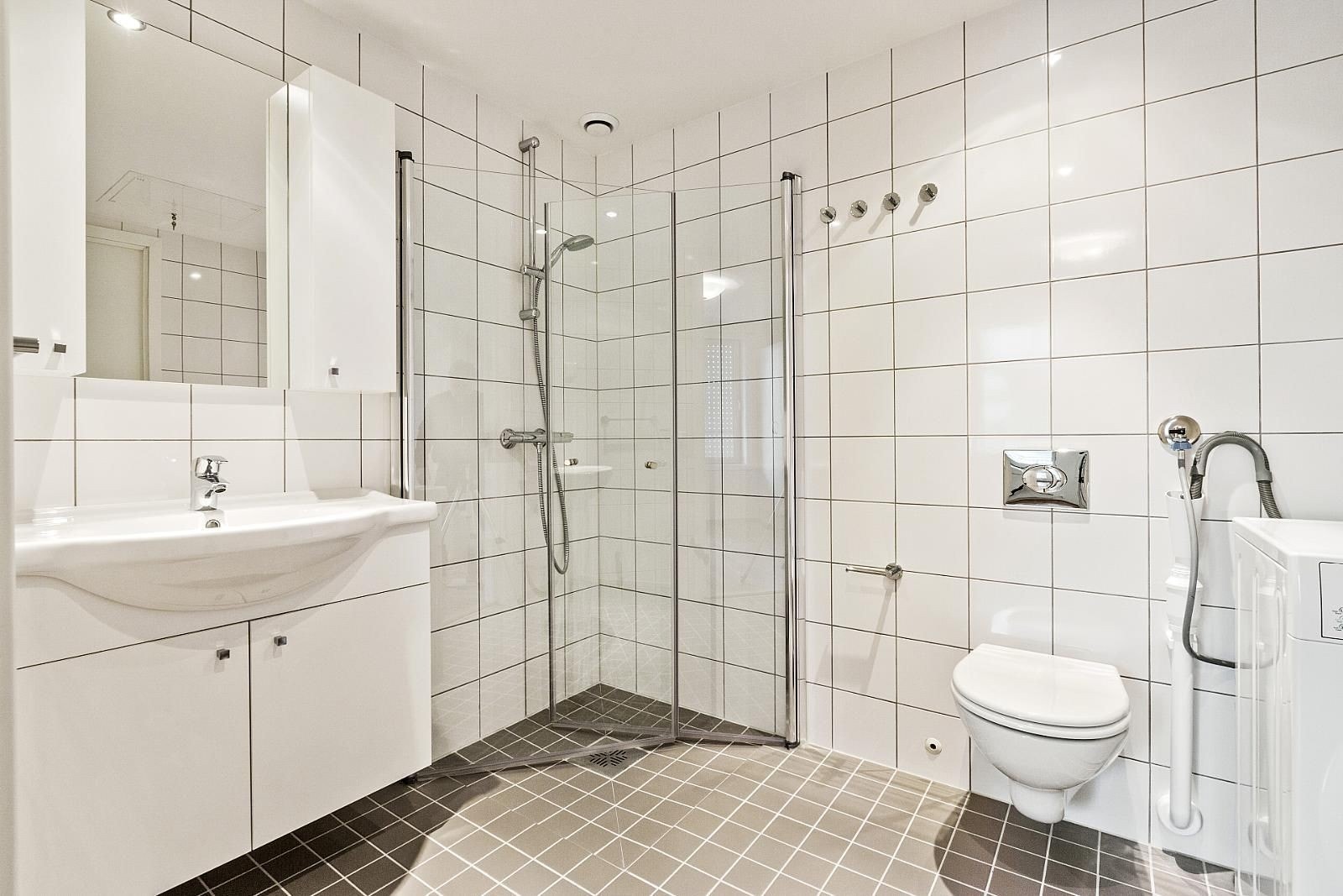 Stort og lyst bad med vaskemaskin som følger med. Varmekabler i gulv. Galleribilde