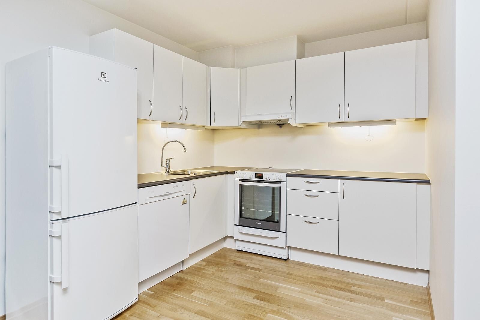 Åpen kjøkkenløsning med alle hvitevarer. Varmtvann, Internett og kabel-tv er inkludert i husleien. Galleribilde