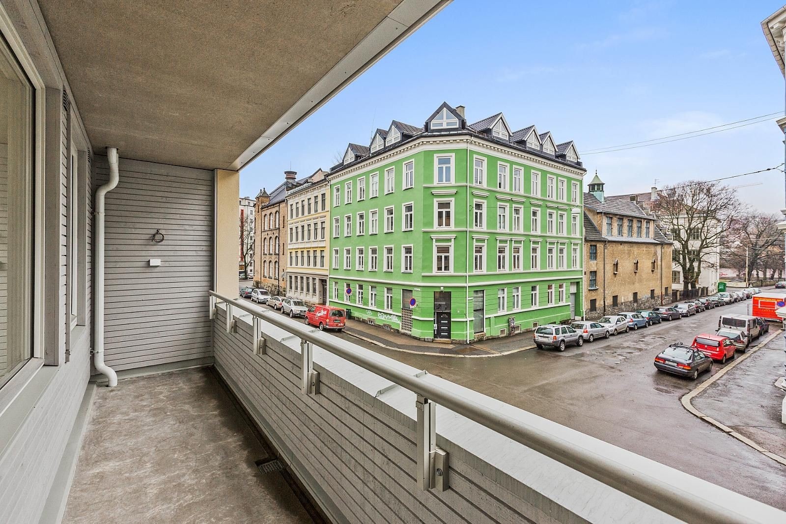 Stor balkong som vender mot rolig gate uten gjennomgangstrafikk. Galleribilde