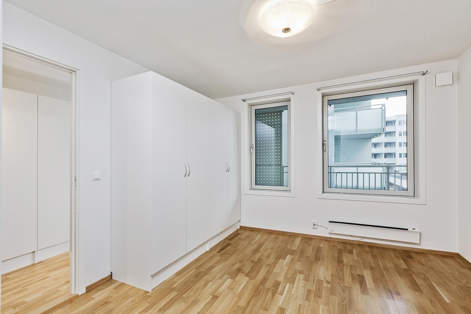 Soverom med doble garderobeskap og plass til dobbeltseng. Det er også god skapplass i gang utenfor. Galleribilde